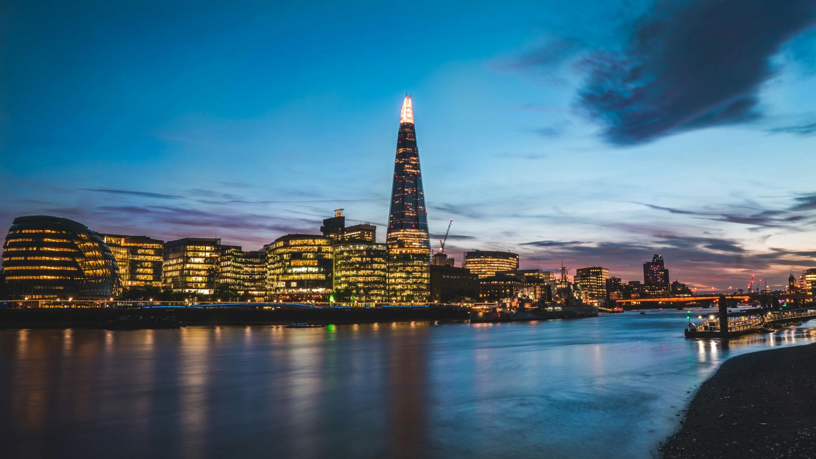 The Shard vu depuis la Tamise au coucher du soleil, dominant la skyline de Londres