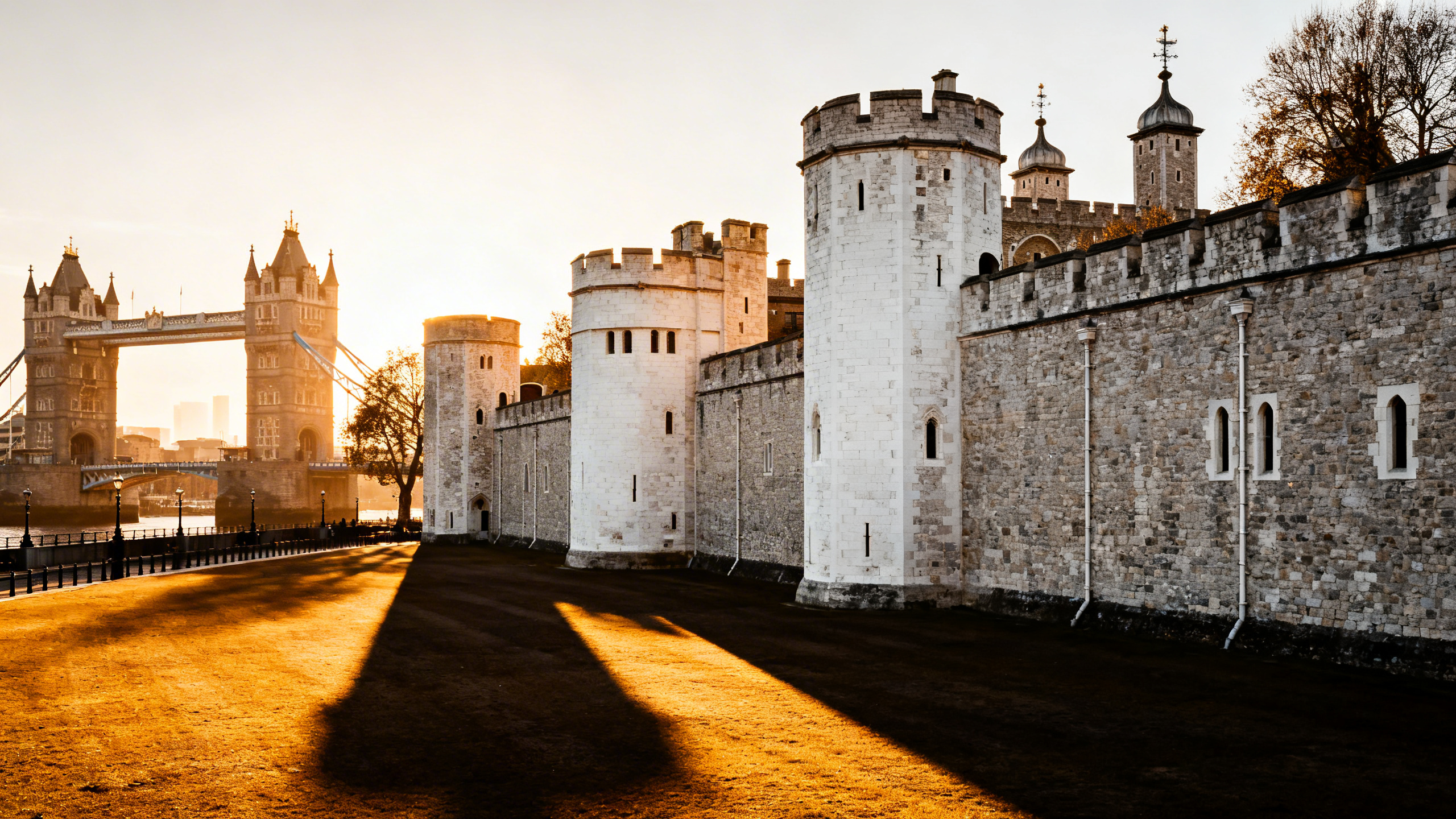Touristes devant la Tour de Londres avec le Tower Bridge en arrière-plan