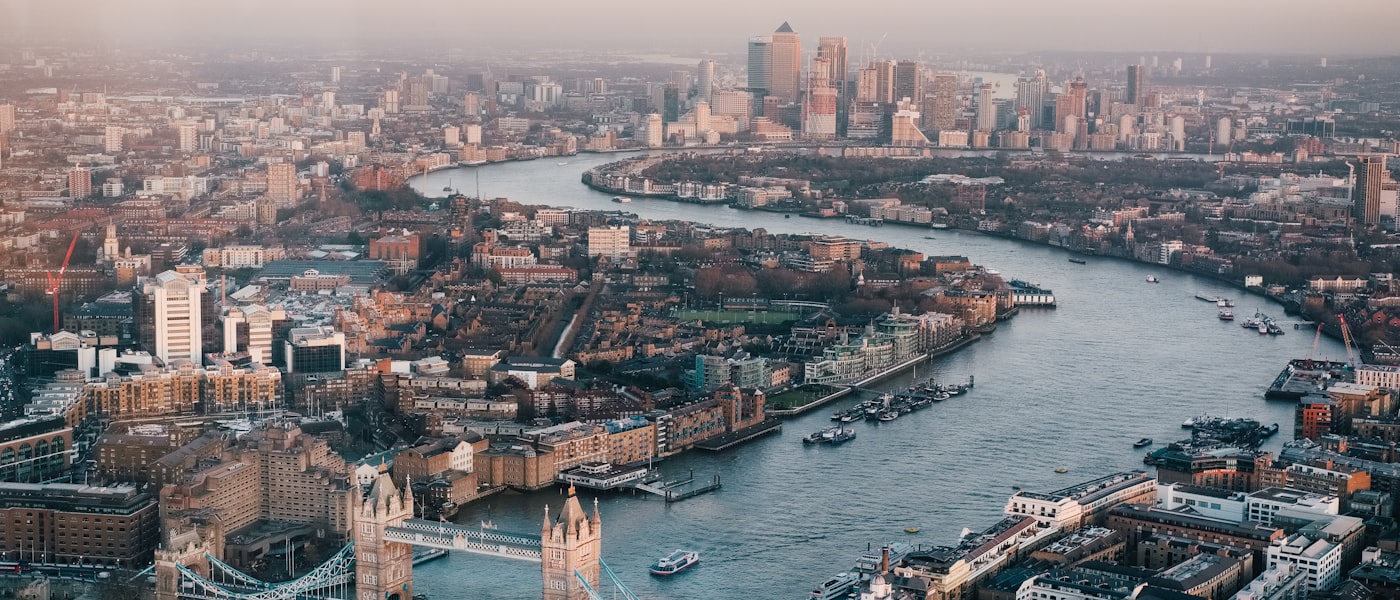 Skyline de Londres avec Big Ben et la Tamise au coucher du soleil