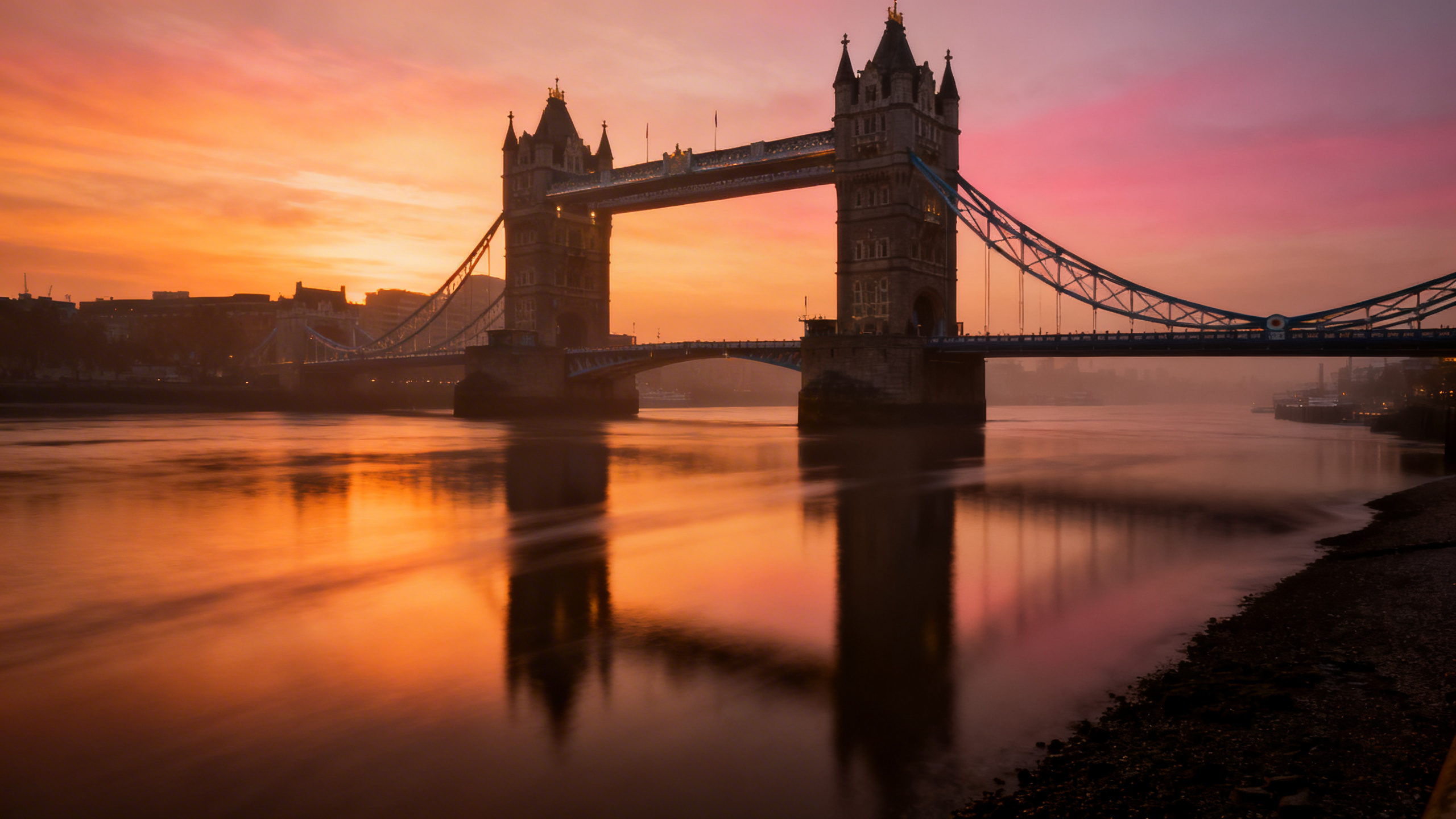 Composition montrant Tower Bridge à Londres et la Tour Eiffel à Paris côte à côte