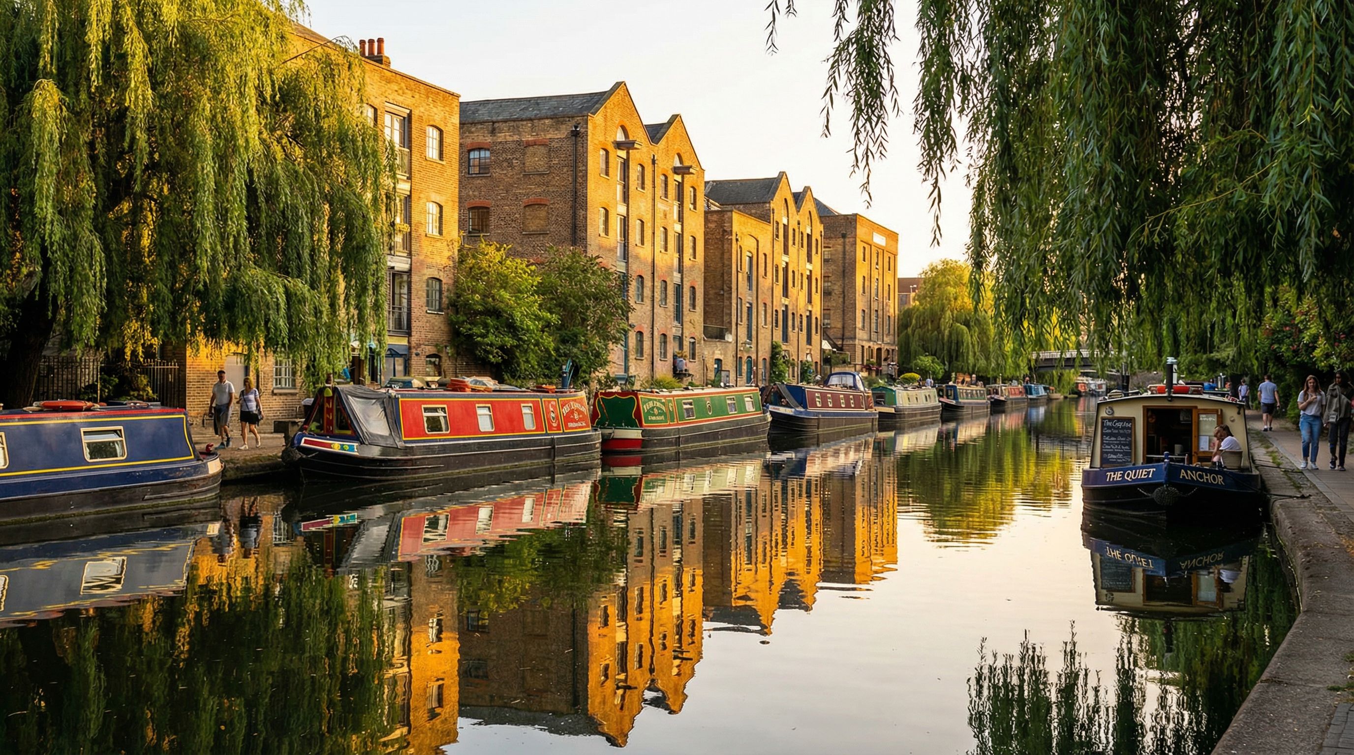 Ruelle colorée et paisible de Little Venice avec des péniches sur le canal à Londres