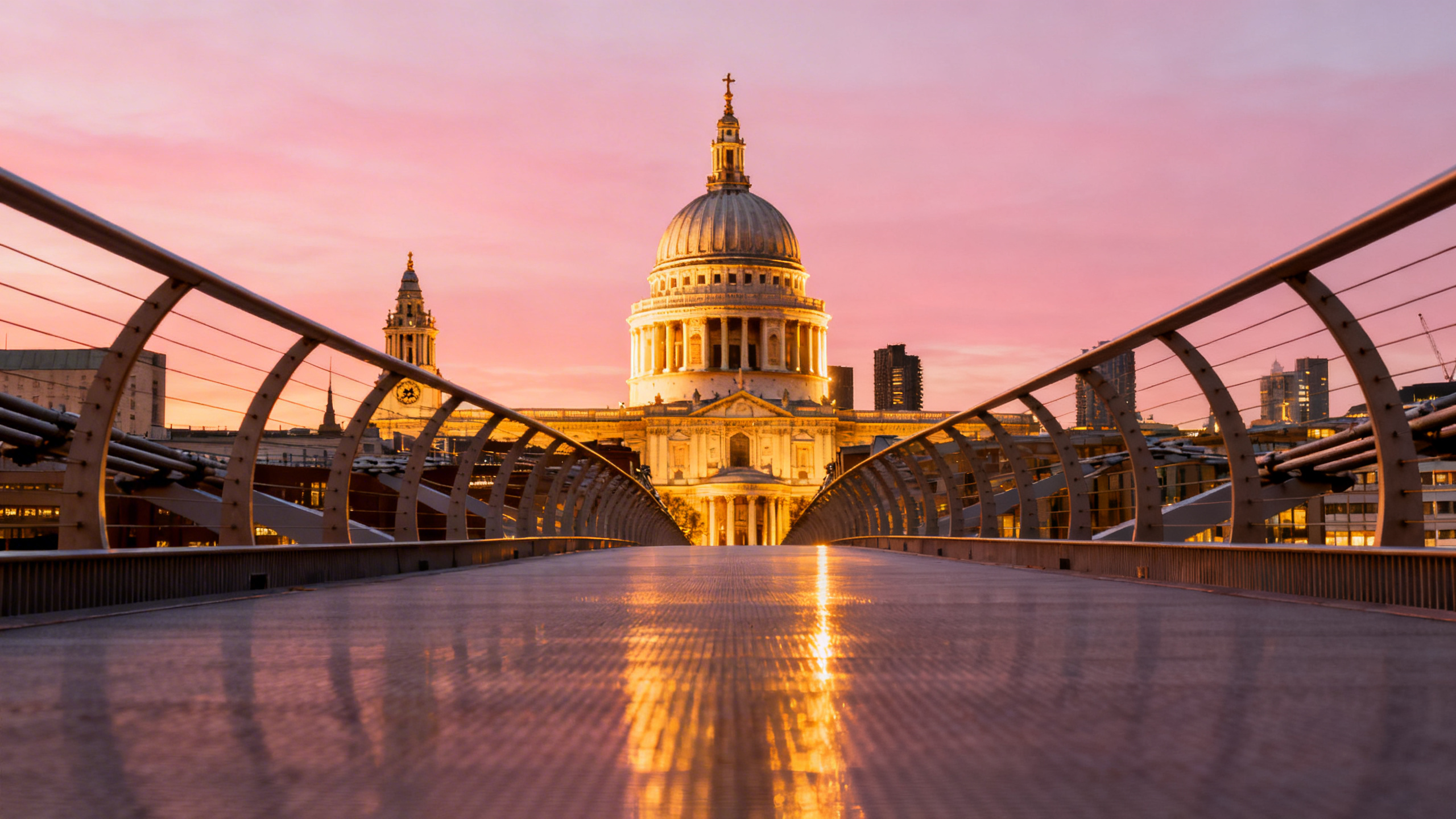 Vue de St Paul's Cathedral depuis le Millennium Bridge à Londres au lever du soleil
