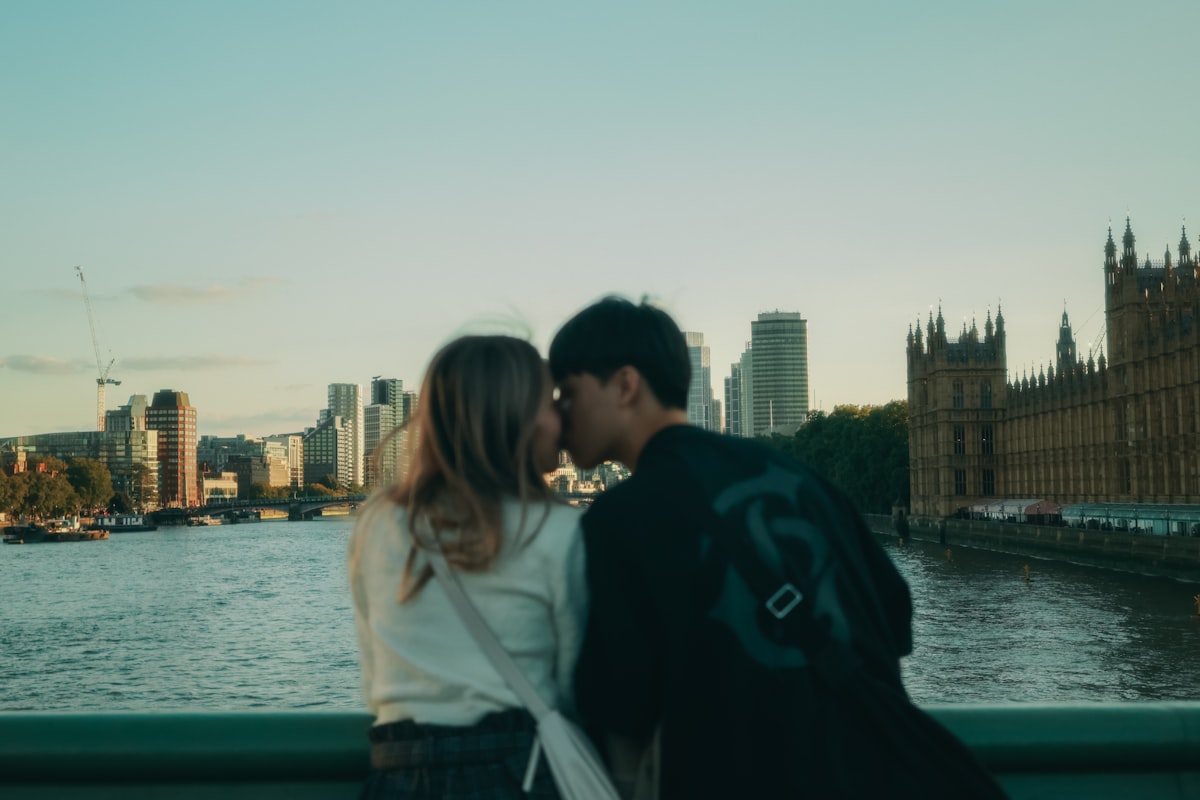 Couple se promenant sur le Millennium Bridge avec St Paul's Cathedral en arrière-plan