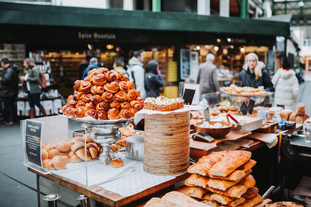 Stands de street food à Borough Market avec des clients qui dégustent