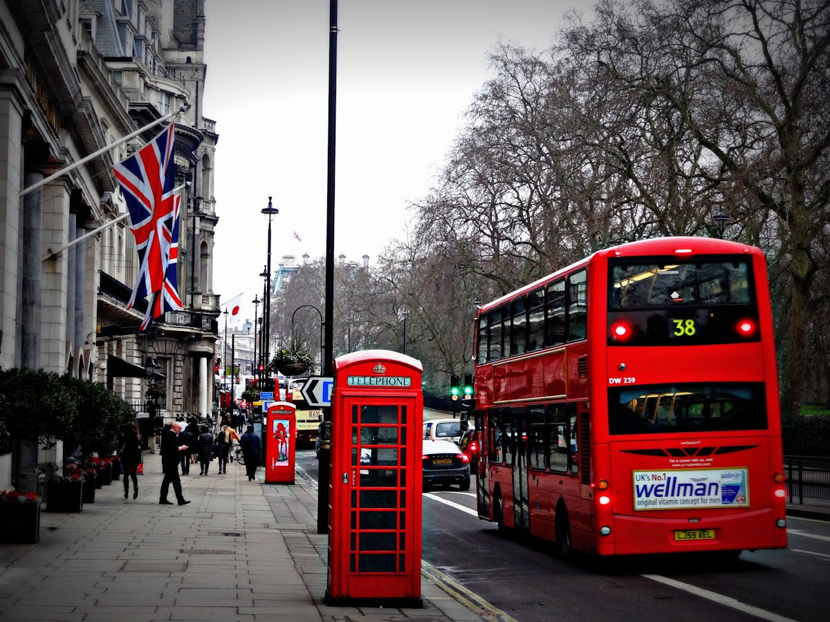 Vue de Big Ben et du Parlement depuis Westminster Bridge avec un bus rouge