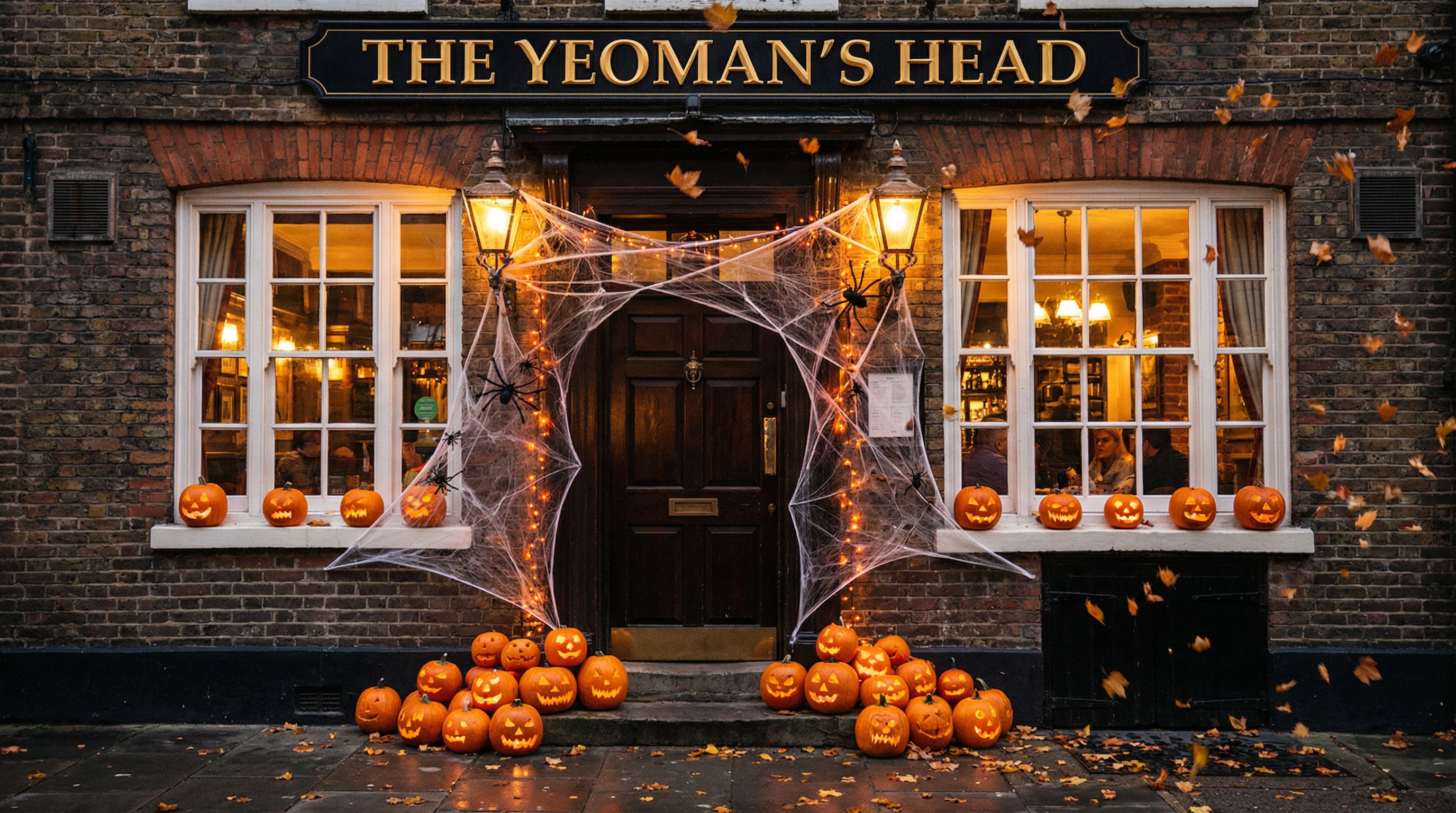 Décorations d'Halloween et citrouilles sculptées dans un pub londonien